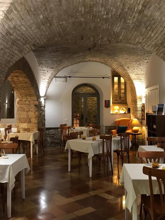 Hotel La Fortezza Assise Extérieur photo