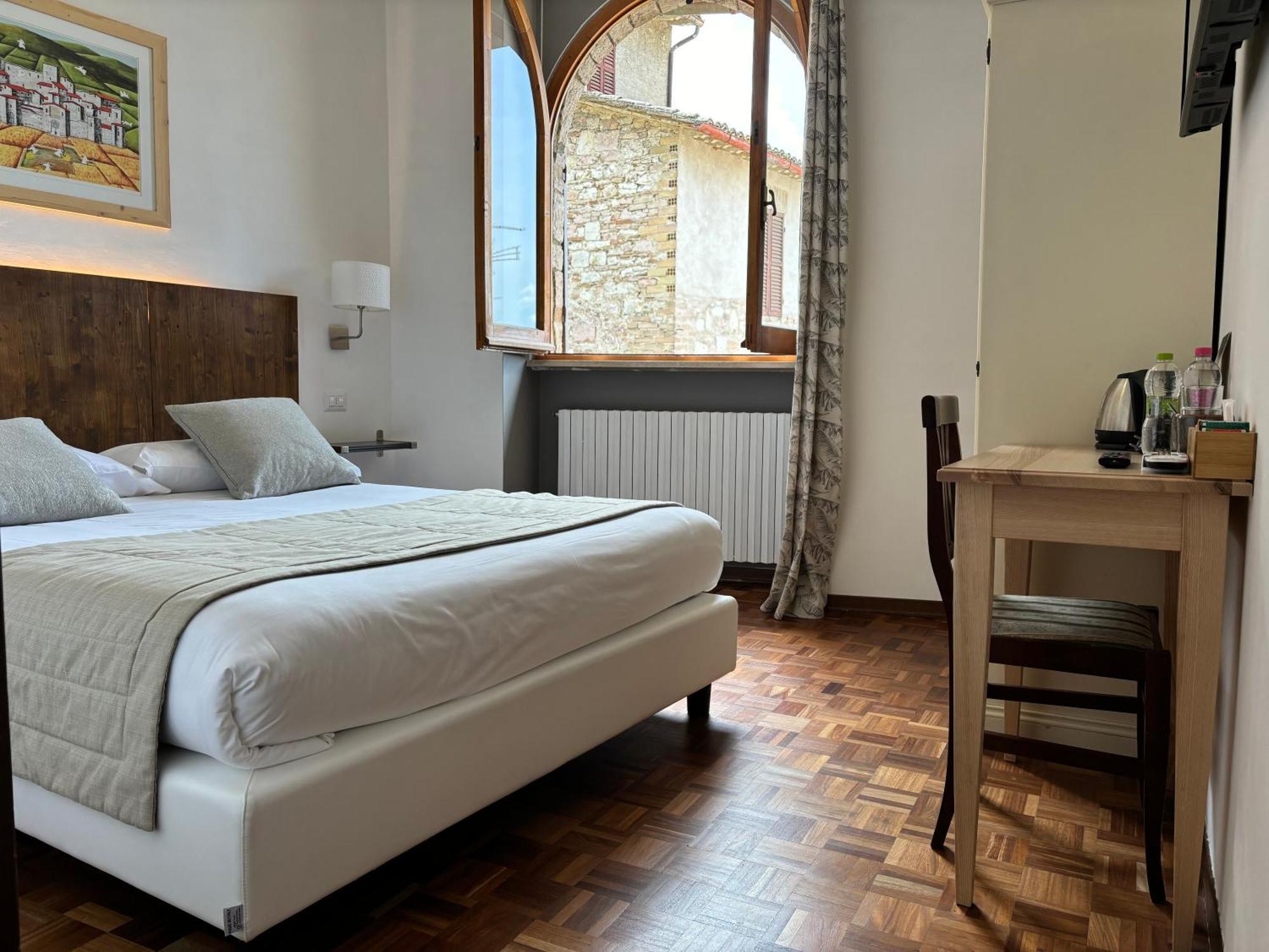 Hotel La Fortezza Assise Extérieur photo