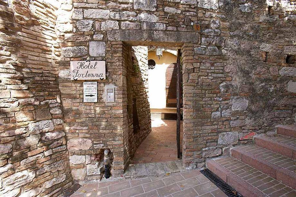 Hotel La Fortezza Assise Extérieur photo